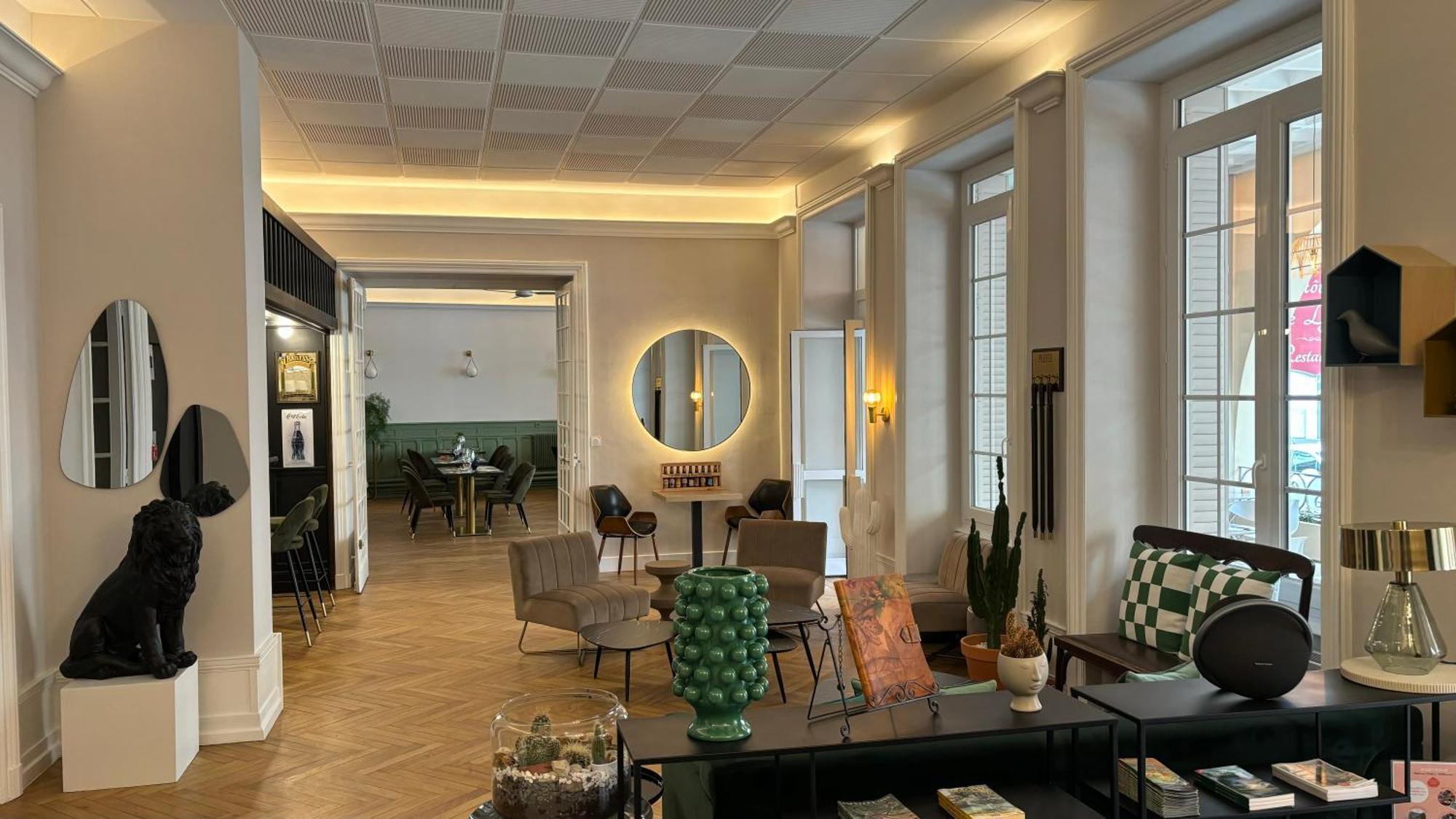 Logis Hotel Restaurant Grand Hotel De Lyon Вал-ле-Бан Екстериор снимка