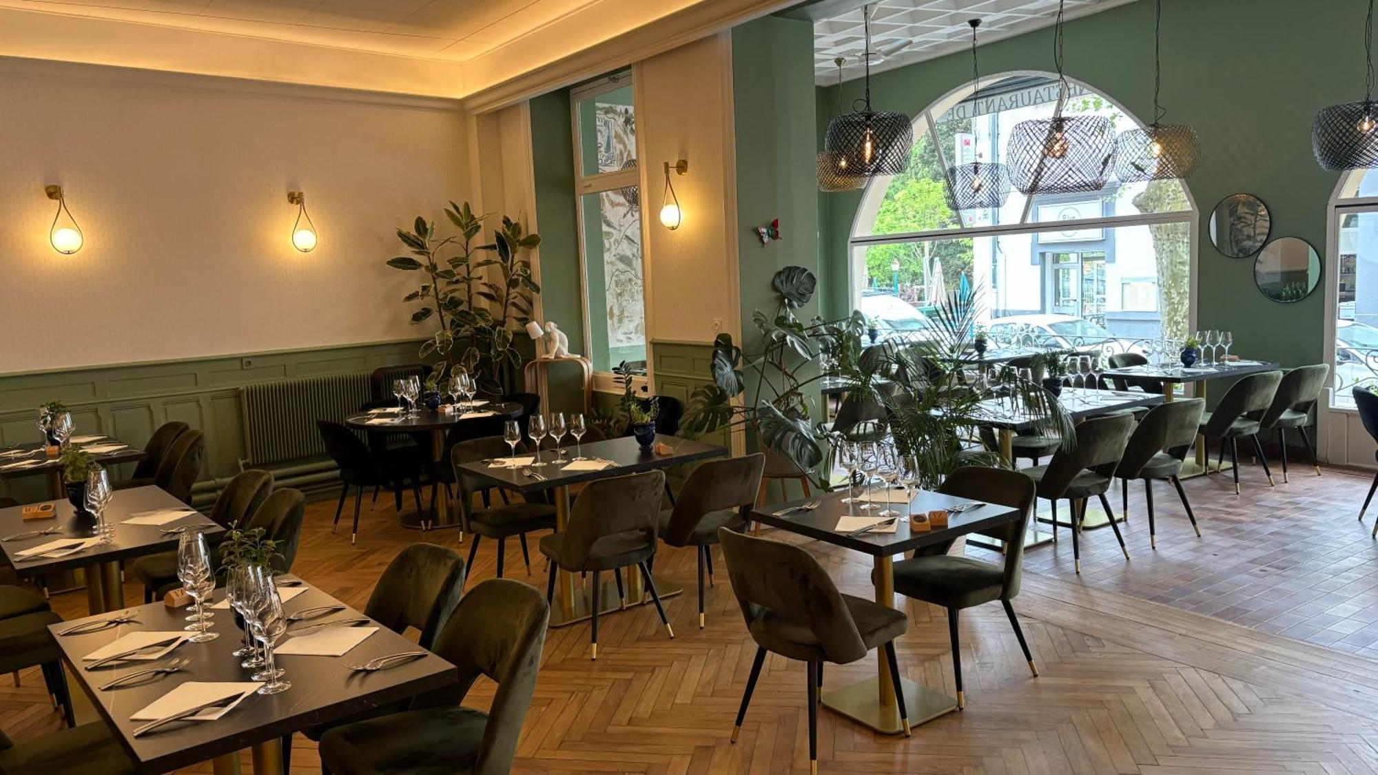 Logis Hotel Restaurant Grand Hotel De Lyon Вал-ле-Бан Екстериор снимка
