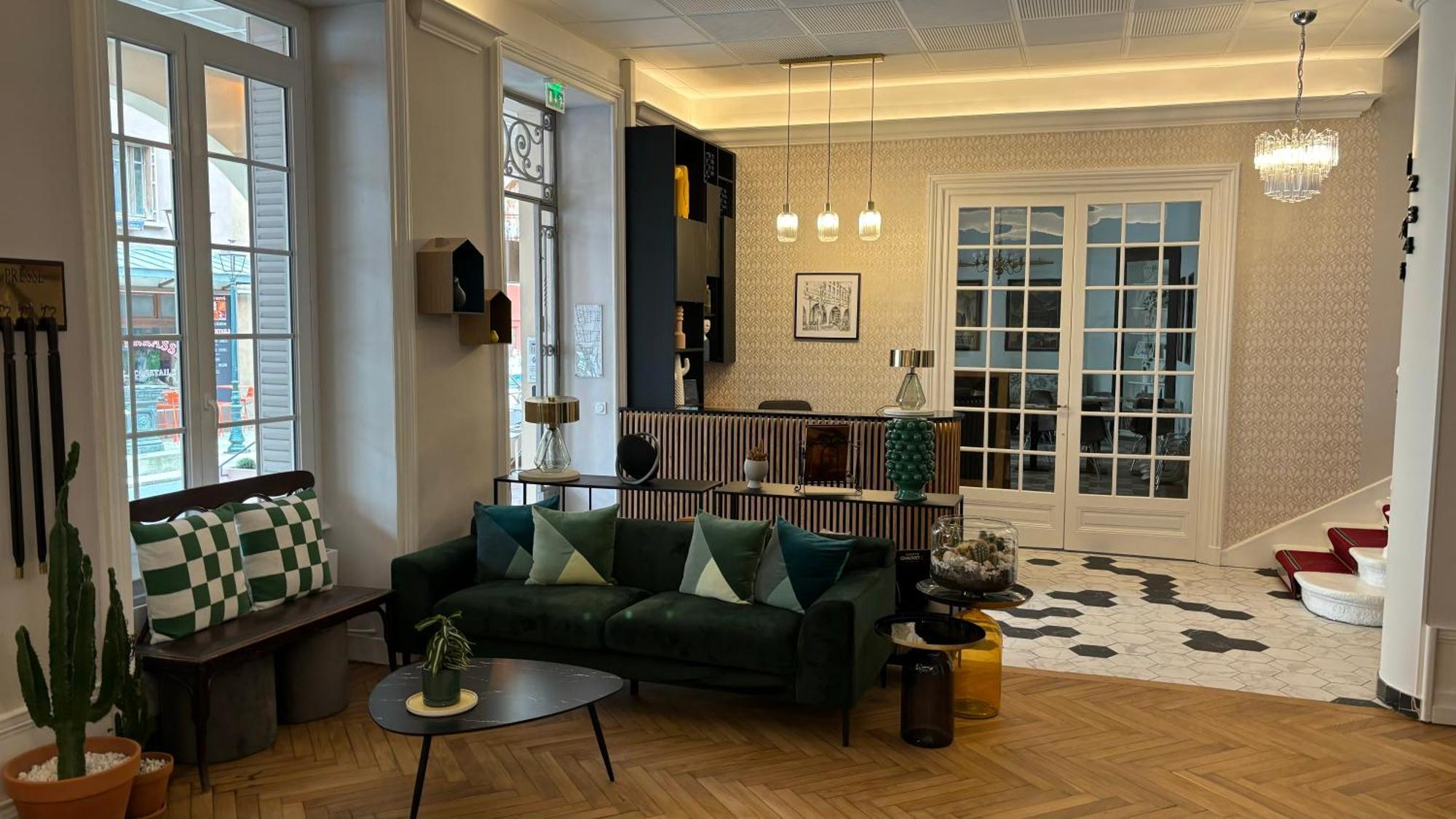 Logis Hotel Restaurant Grand Hotel De Lyon Вал-ле-Бан Екстериор снимка